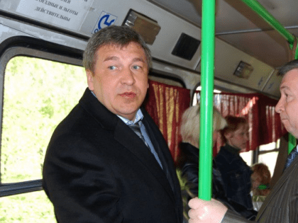 Депутатов и чиновников — на общественный транспорт!