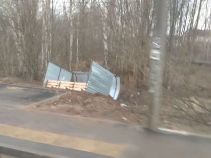 Шквальный ветер в Костроме снес остановку и повредил электросети