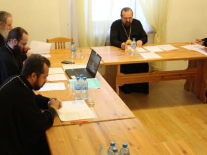На подвории Свято-Троицкого Макариево-Унженского мужского монастыря состоялось заседание Епархиального совета
