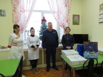 Сотрудники следственного управления СК России по Костромской области поздравили с новогодними праздниками пациентов и персонал госпиталя для ветеранов войн
