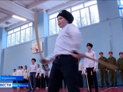 Юные казаки из-под Костромы лихо машут шашкой и играют в лазертаг