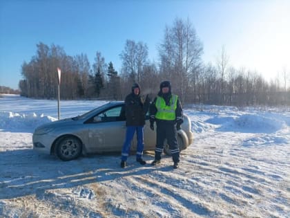 Отогрели и напоили чаем: инспекторы ДПС спасли костромского водителя от снежного капкана