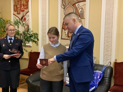 В День Конституции РФ в Костромской областной Думе состоялось торжественное вручение первых паспортов троим юным костромичам