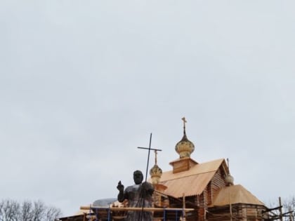 В Костроме установили огромную фигуру святого апостола Андрея Первозванного