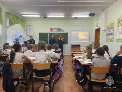 Сотрудники МЧС России и юные спасатели проводят «Уроки безопасности» в школах региона