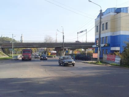 Стоки с моста через Волгу льются прямо на проезжую часть и тротуар