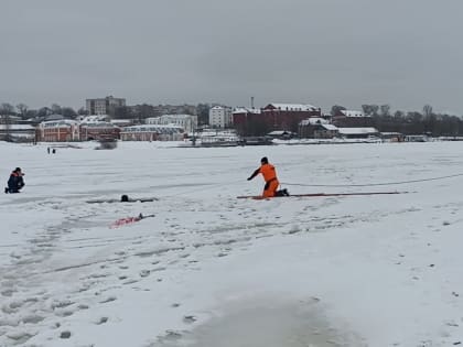 Сотрудники МЧС наглядно показали юным костромичам, как люди проваливаются под лед