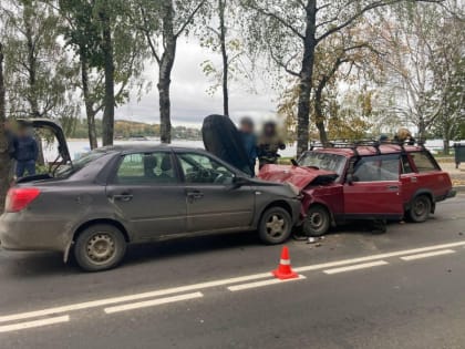 Выезд на встречную полосу у набережной в Костроме закончился серьезным ДТП