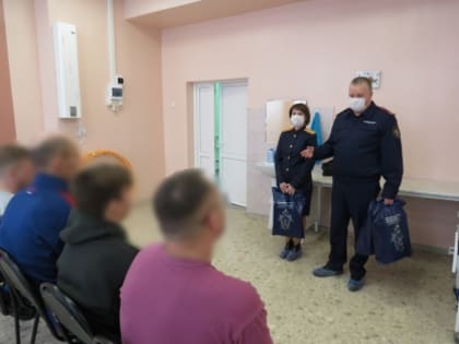 Сотрудники следственного управления СК России по Костромской области поздравили пациентов госпиталя для ветеранов войн с Днем защитника Отечества