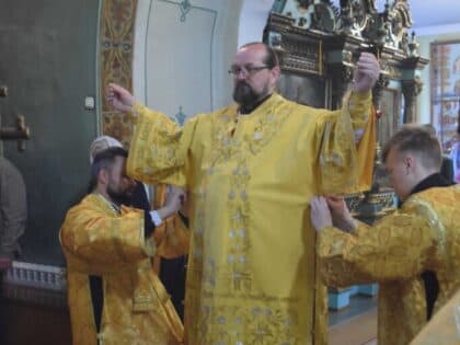 В Неделю Всех Святых в земле Русской Просиявших епископ Галичского и Макарьевский Алексий совершил Божественную литургию в Введенском соборе г.Галича