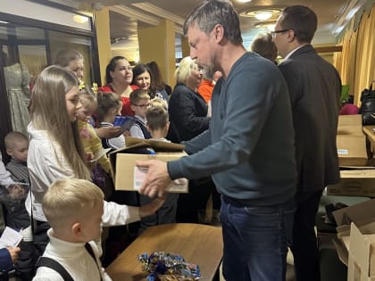 Партийцы в канун Нового года организовали для юных костромичей праздник с представлением и подарками