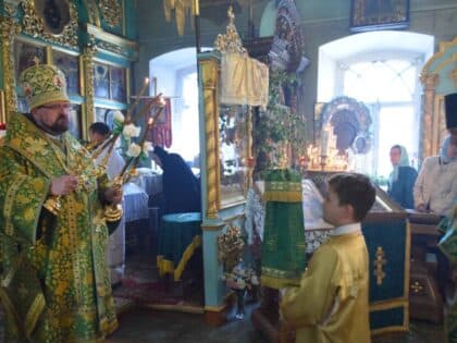 В праздник Святой Троицы епископ Галичский и Макарьевский Алексий совершил Божественную литургию в Введенском соборе г.Галича