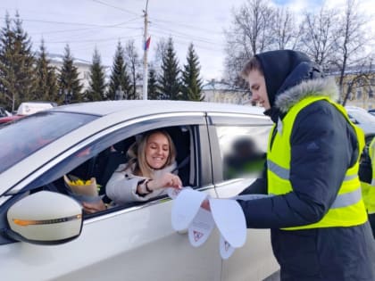 Не штрафы, а цветы: госавтоинспекторы поздравили автоледи с 8 марта