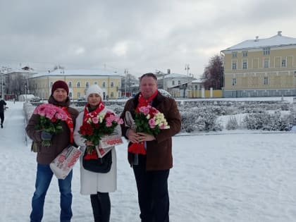 Костромские коммунисты поздравили женщин с Днём матери