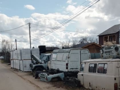 Городские власти пообещали разобраться с костромским кладбищем машин