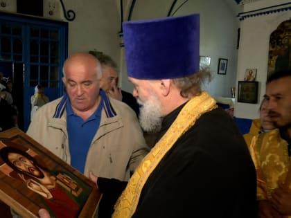 По случаю передачи иконы в храме прошёл молебен