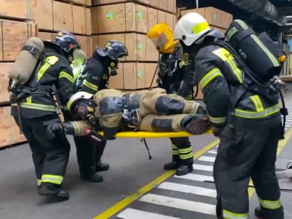 Пожарные в Мантурове тренировались спасать рабочих предприятия и своих коллег