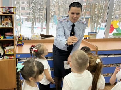 Маленькие костромичи в игровой форме знакомятся с работой полицейских