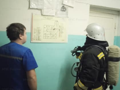 Пожарные п. Поназырево отработали навыки по тушению возгорания в больнице в ночное время