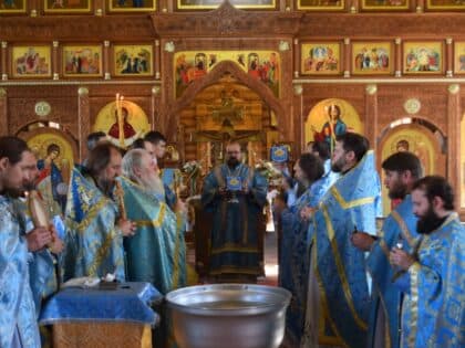 Божественная литургия в соединении со Святым Крещением в храме иконы Божией Матери «Всецарица» г.Мантурово