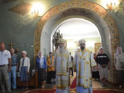 Епископ Галичский и Макарьевский Алексий и епископ Урюпинский и Новоаннинский Елисей совершили Божественную литургию в Введенском соборе г.Галича