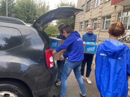 Молодогвардейцы ко Дню оказания первой медицинской помощи передали Костромскому областному медицинскому колледжу наборы медикаментов