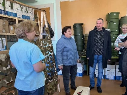 Максим Черствов, Елена Шилова и Сергей Игнатьев посетили волонтеров организации «Тыл44»