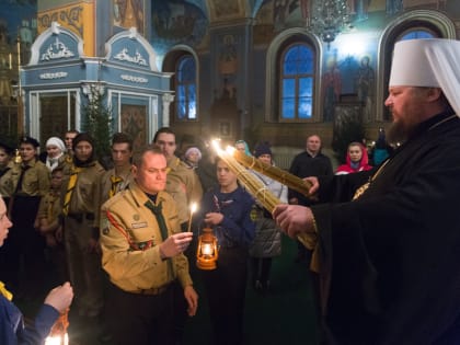 В Кафедральный собор Костромы доставили Вифлеемский огонь