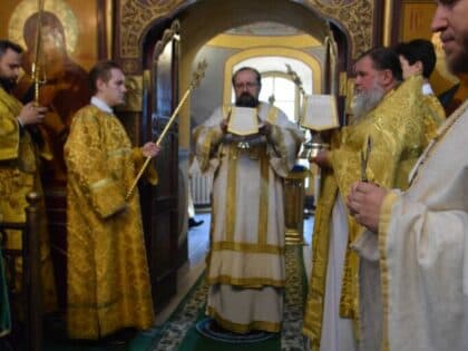 Воскресное архиерейское богослужение в Успенском Паисиево-Галичском женском монастыре