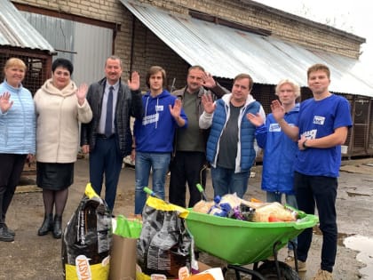 Партийцы и молодогвардейцы передали корма в приют для бездомных животных «Право на жизнь»