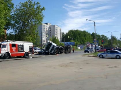 В Костроме фура упала прямо на легковушку (ФОТО)