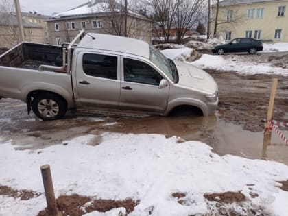 Внедорожник едва не утонул на городской дороге в Костромской области