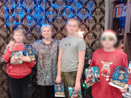 В Костроме партиец поздравила с Новым годом семью участника спецоперации