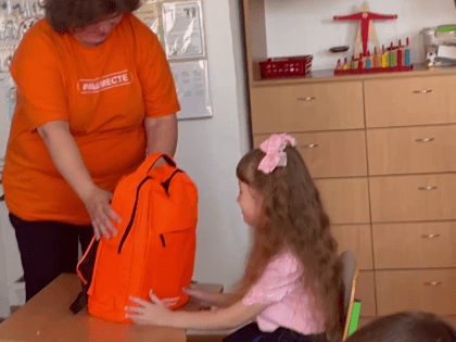 36 первоклассников из ЛНР получили школьные рюкзаки от костромских активистов