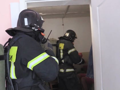 Пожарные в Костроме вынесли на руках неаккуратную курильщицу в бессознательном состоянии