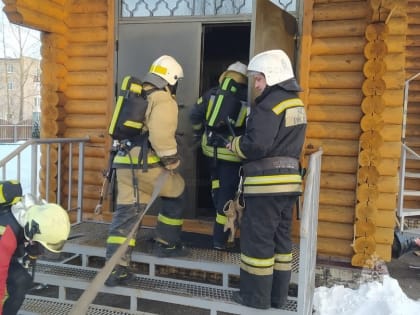 Мантуровские огнеборцы провели пожарно-тактическое занятие в храме