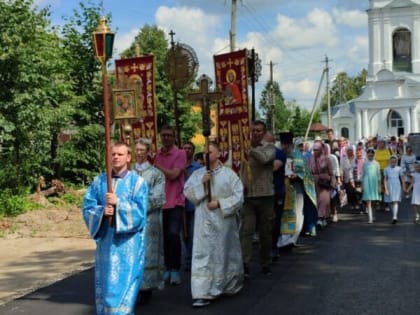 В Макарьеве прошел крестный ход к стенам Тихвинского собора