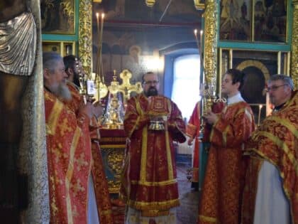 Архиерейское богослужение в Неделю Жен-Мироносиц