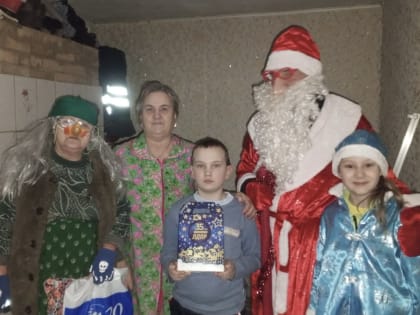 В разных уголках Костромской области партийцы дарят новогоднее настроение детям из больших семей