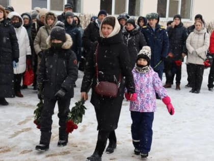 Погиб с оружием в руках, как настоящий воин. В Костроме открыли памятную доску костромичу, защитнику, герою Валерию Торишнему