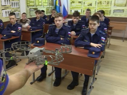 Школьники в Костроме стреляют в цифровом тире и учатся управлять квадрокоптером