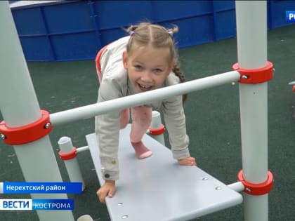 На школьной спортплощадке в поселке под Костромой старые турники заменили 12 новых тренажеров