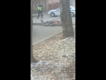 В центре Костромы мужчина залез на столб и рухнул вместе с ним, разбившись насмерть