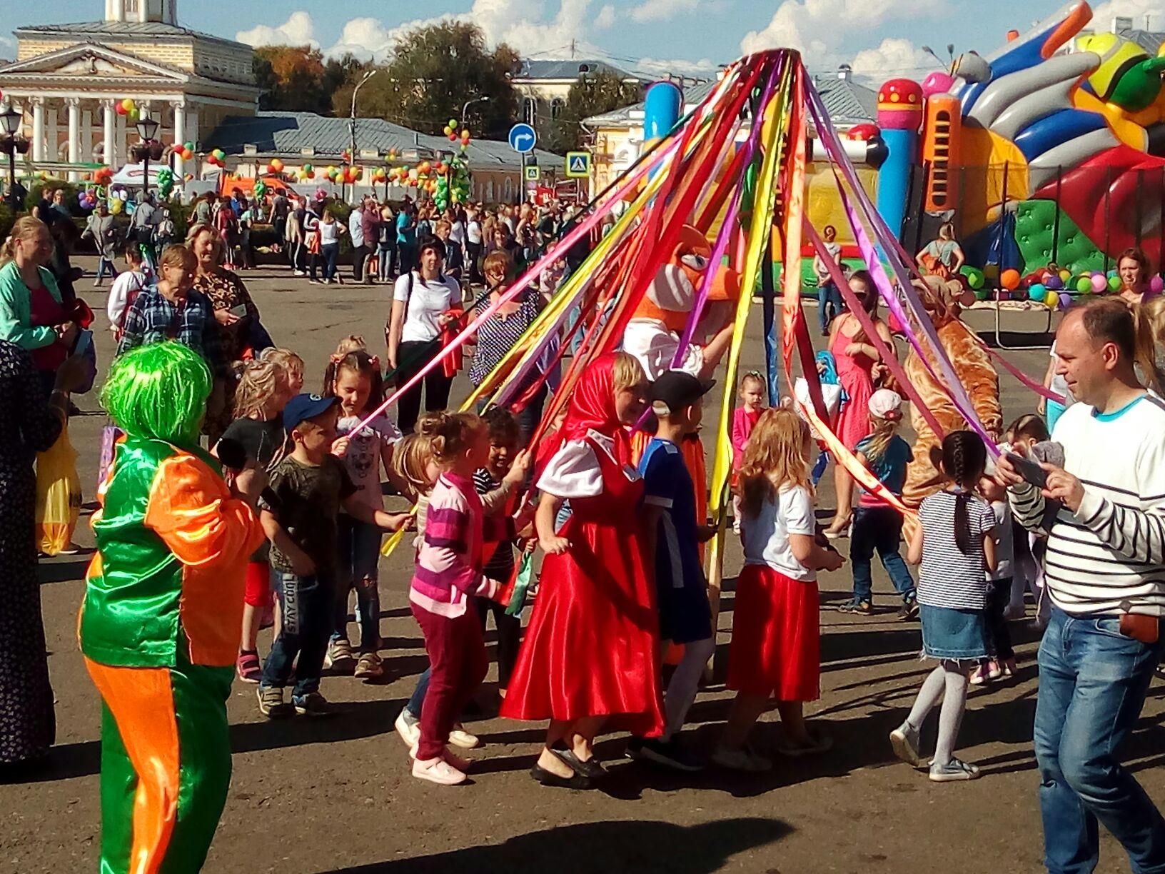 Кострома население. Кострома праздник. Праздник в центре Костромы. Праздник детства. Праздничная Кострома.