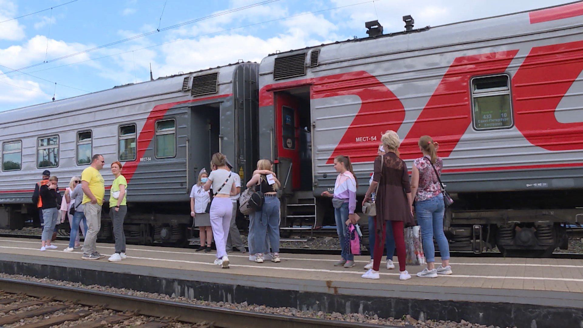 Поезд до костромы. Поезд Кострома. Дети в электричке. Поезда для детей. Электричка фото для детей.