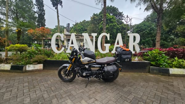Motor di jalan raya