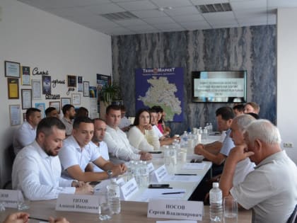 Молодые депутаты делились опытом с предпринимателями