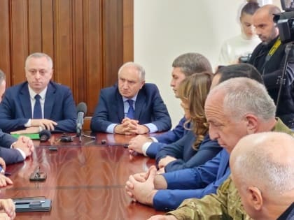 Исполняющий обязанности президента Абхазии лидирует в первом туре выборов главы государства