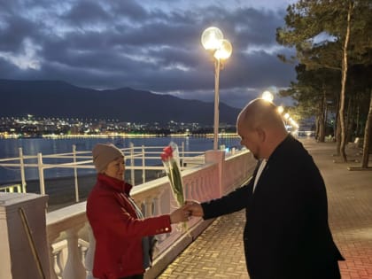 Цветы на рассвете: коллеги поздравили женщин на набережной Геленджика