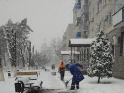 На очистку от интенсивного снегопада выведены все службы города